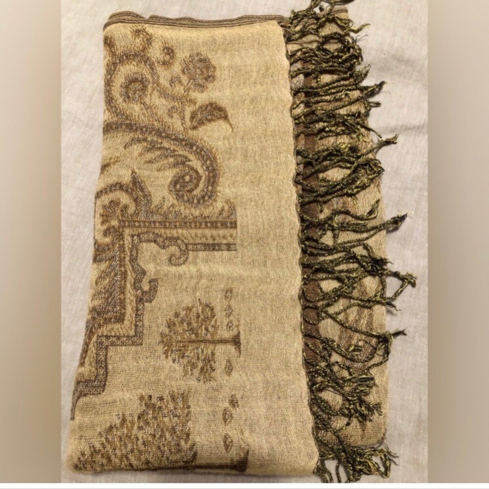 4 Scarves - Picture 6 of 9
